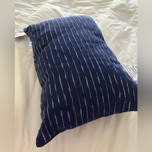 Leilani Woven Slub 12" X 18" Decorative Pillow . Original price 85$ - Picture 2 of 5